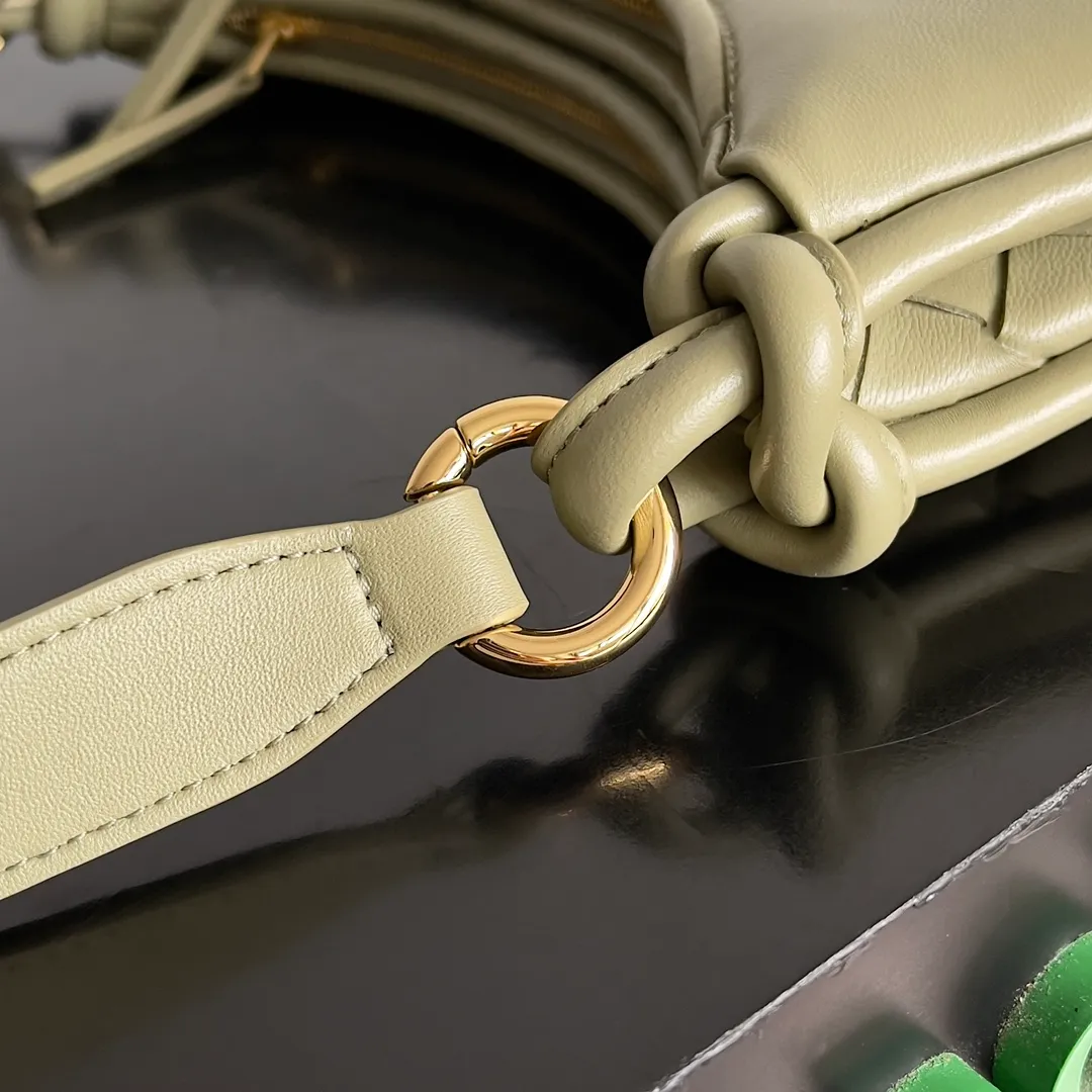 Batch 1720 BOTTEGA VENETA’s new GEMELLI MESSENGER bag Today I want to give you a super invincible and practical crossbody bag, Gemelli·Messenger This bag not only looks simple and elegant, but also has perfect practicality! The light design and lightweight body make it easy to carry whether you are shopping or traveling, making you more mobile! In fact, the shoulder strap is detachable, and you can DIY it by yourself to replace it with a chain or short armpit shoulder strap. Moreover, this shoulder strap will be wider, making it more comfortable to carry on your body! up! up! Style number: 796638 Size: 26*15*8cm
